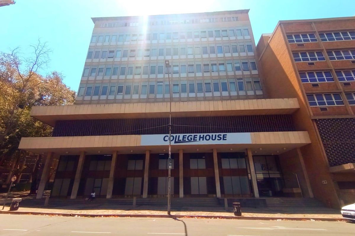 A suitable bachelor pad opposite Witwatersrand! - Photo 2