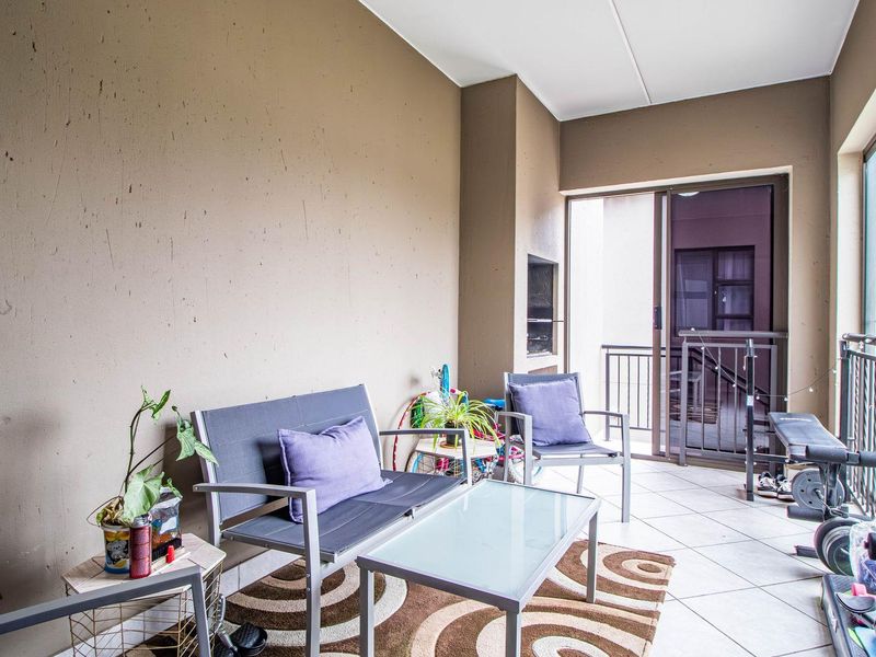 Charming First-Floor Unit: Comfort & Convenience Await! - Photo 4