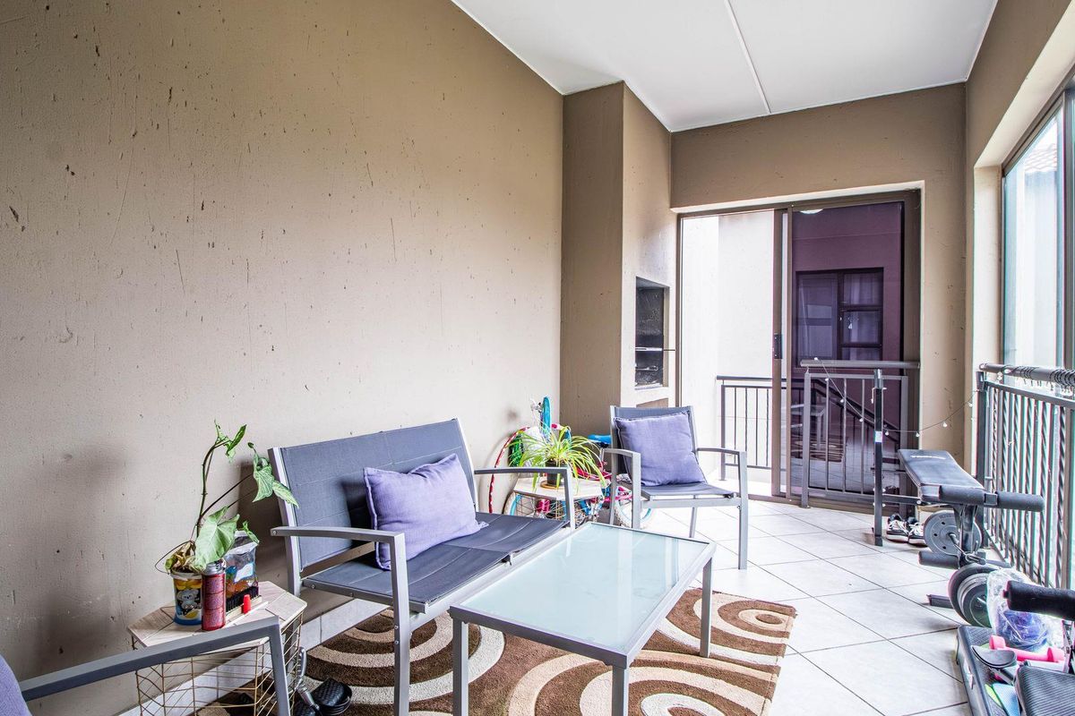 Charming First-Floor Unit: Comfort & Convenience Await! - Photo 4