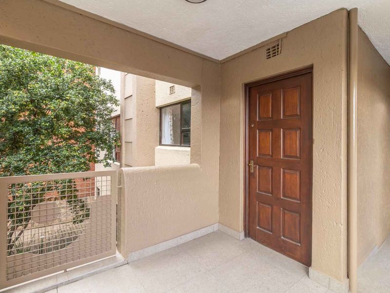 3 bedroom apartment in the leafy heart of Paulshof - Photo 10