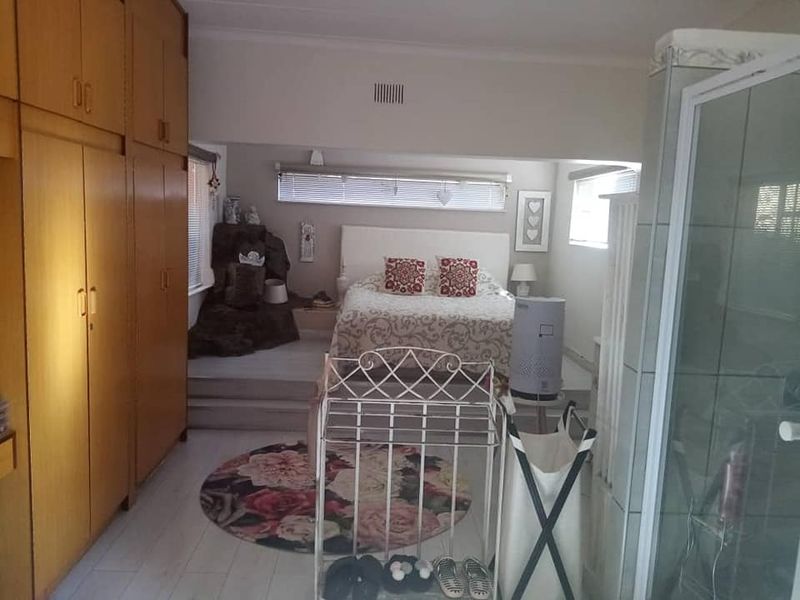 "Charming Guesthouse in Keetmanshoop Awaits New Owner! - Photo 9