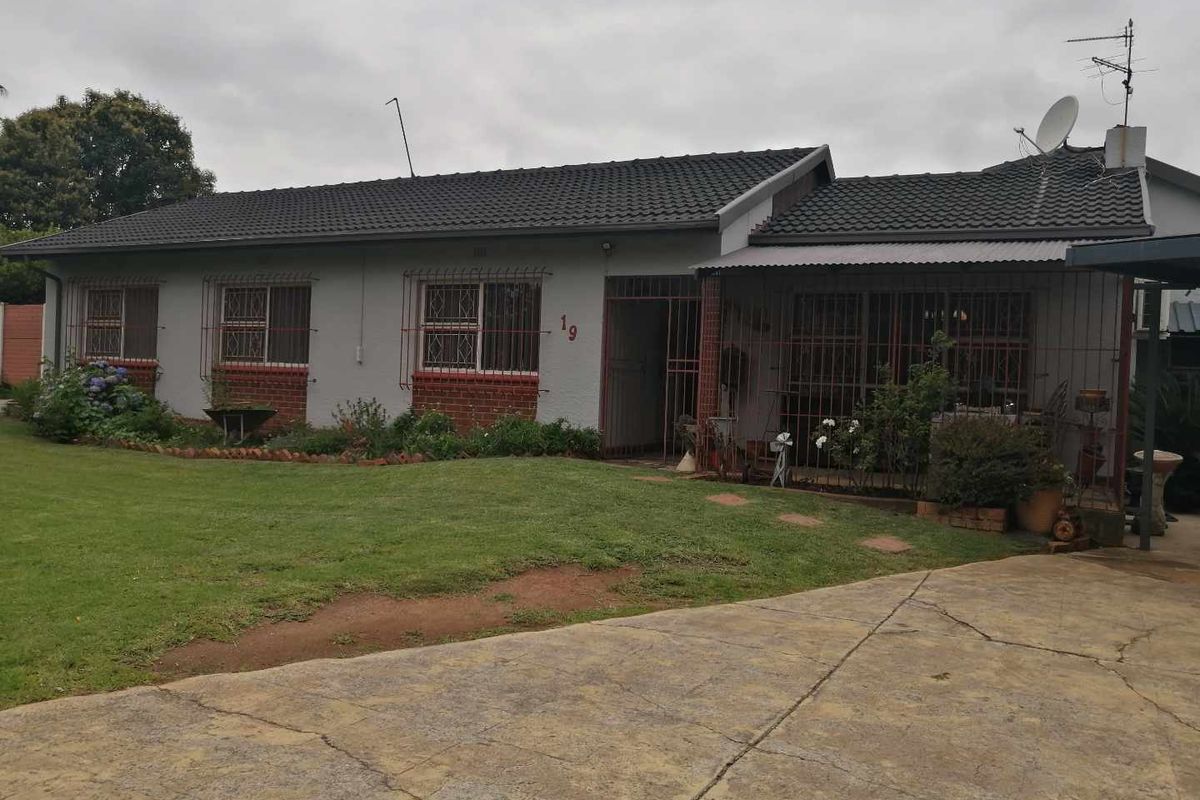 Family home with 2 x one bedroom flats - Photo 3