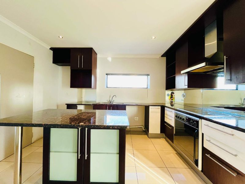 Prestige and Convenience: Stunning Triplex at 22 on Atholl - Photo 2