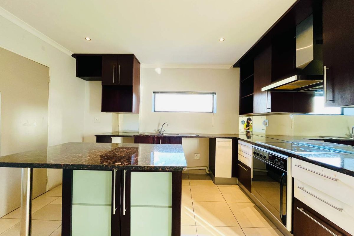 Prestige and Convenience: Stunning Triplex at 22 on Atholl - Photo 2