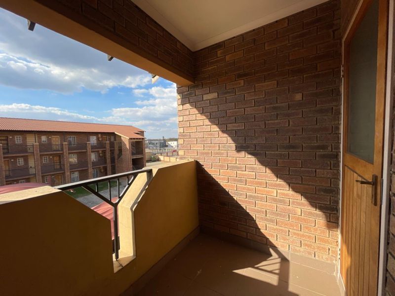 A stunning 2 Bedroom and 1 Bathroom Upstairs Apartment. - Photo 9