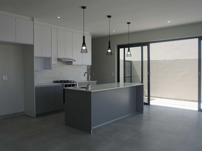 SUPERB DOUBLE STOREY TOWNHOUSE IN KRAMERSDORP - Photo 2