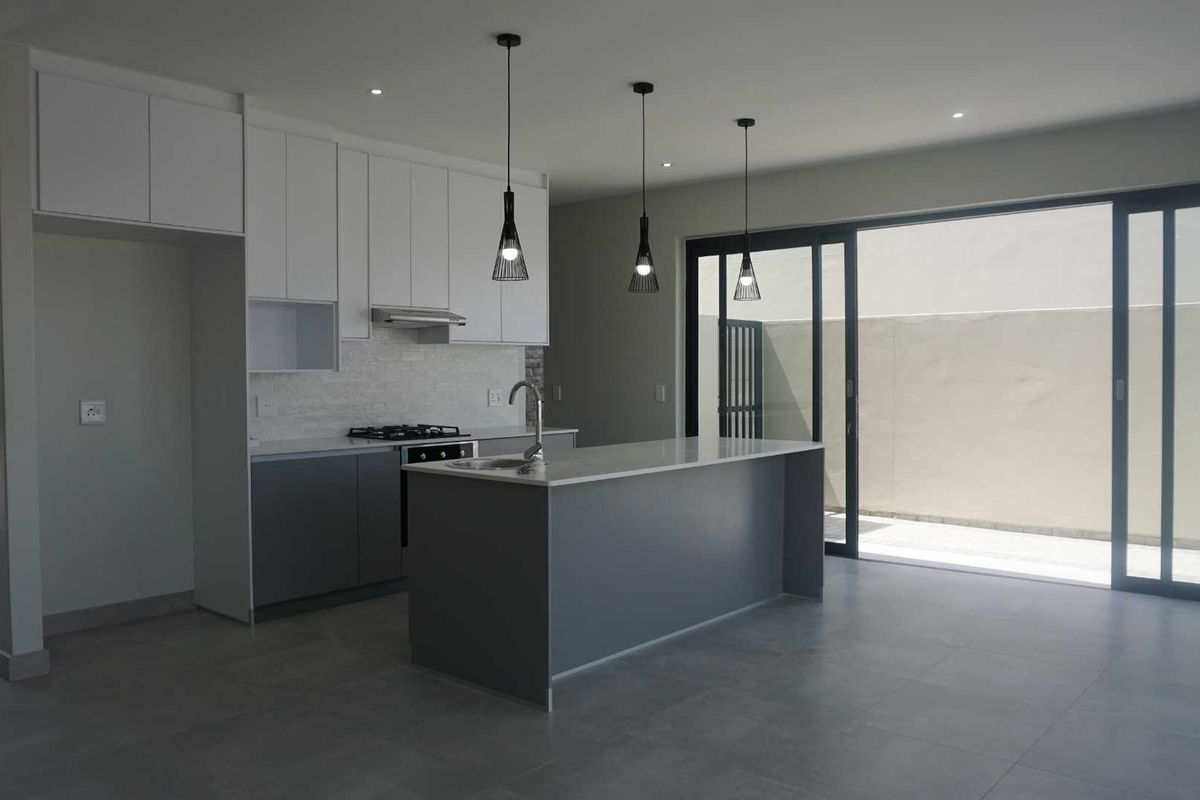 SUPERB DOUBLE STOREY TOWNHOUSE IN KRAMERSDORP - Photo 2