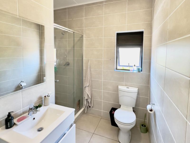 Discover Elegance: Stunning Apartment in Sandton - Photo 7