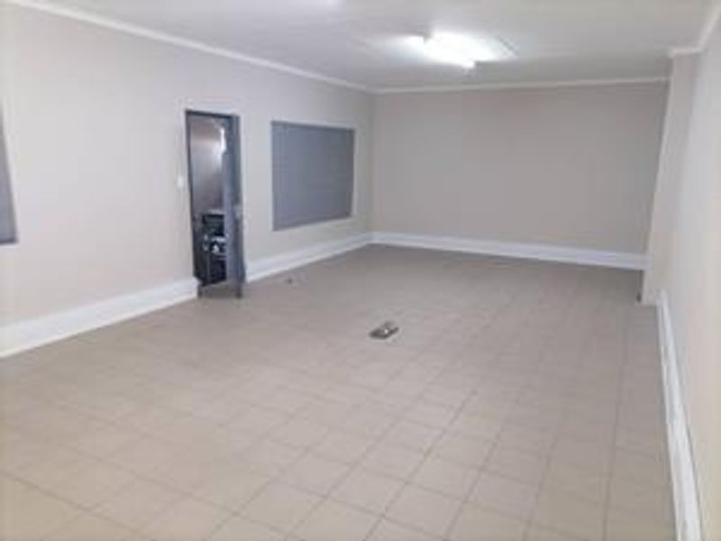 Warehouse to let - Photo 5