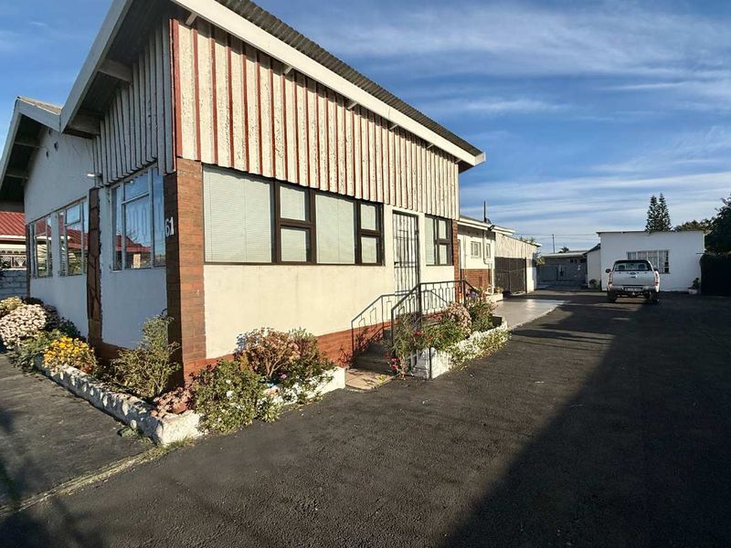 Spacious Family Home with Flatlets in Howick West - Photo 2