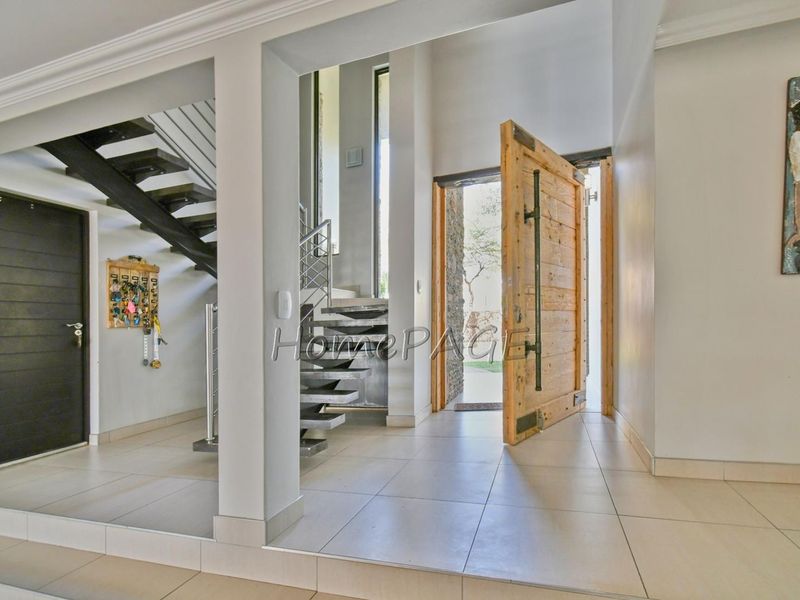 Ext 1, Outjo:  EYE CATCHING, 5 Bedr Double Storey home is for Sale - Photo 10