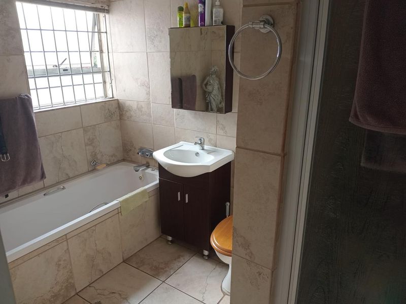 Experience comfortable, modern living in this well-appointed 2-bedroom duplex, designed to offer both convenience and style across a practical layout. - Photo 10