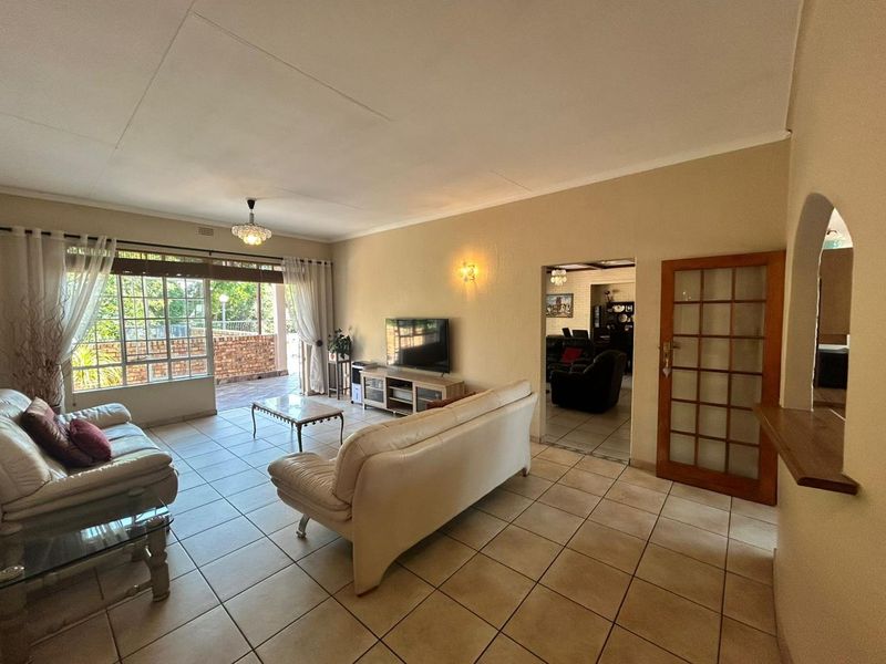 Want to live in a complex without sacrificing entertainment space? Then this one is for you! - Photo 10