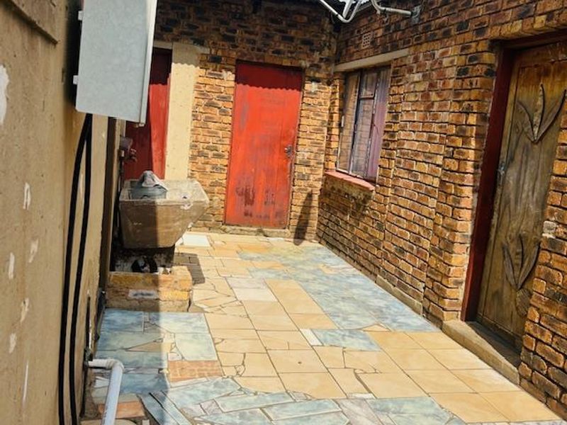 3 Bedroom house with 3 big outside Rooms - Photo 4