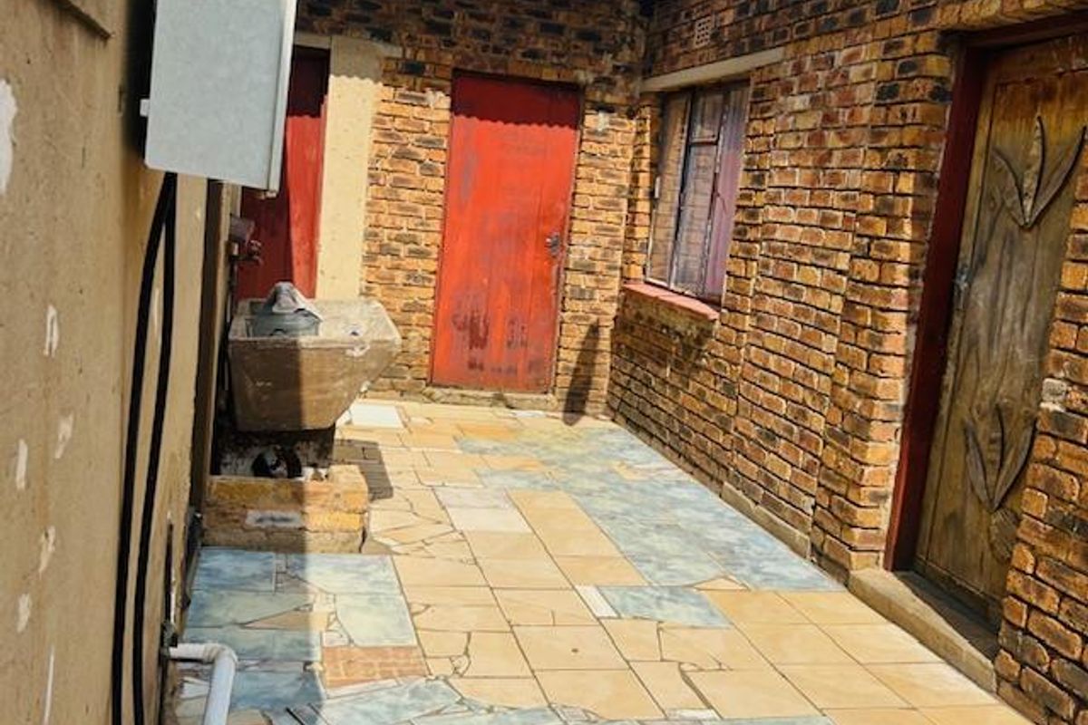 3 Bedroom house with 3 big outside Rooms - Photo 4