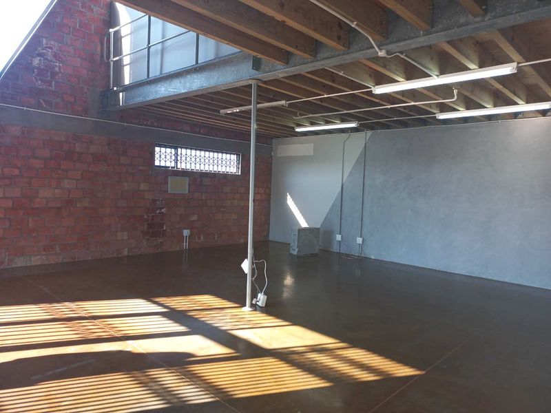 Warehouse or Mixed Use premises with mezzanine offices, available immediately! - Photo 3