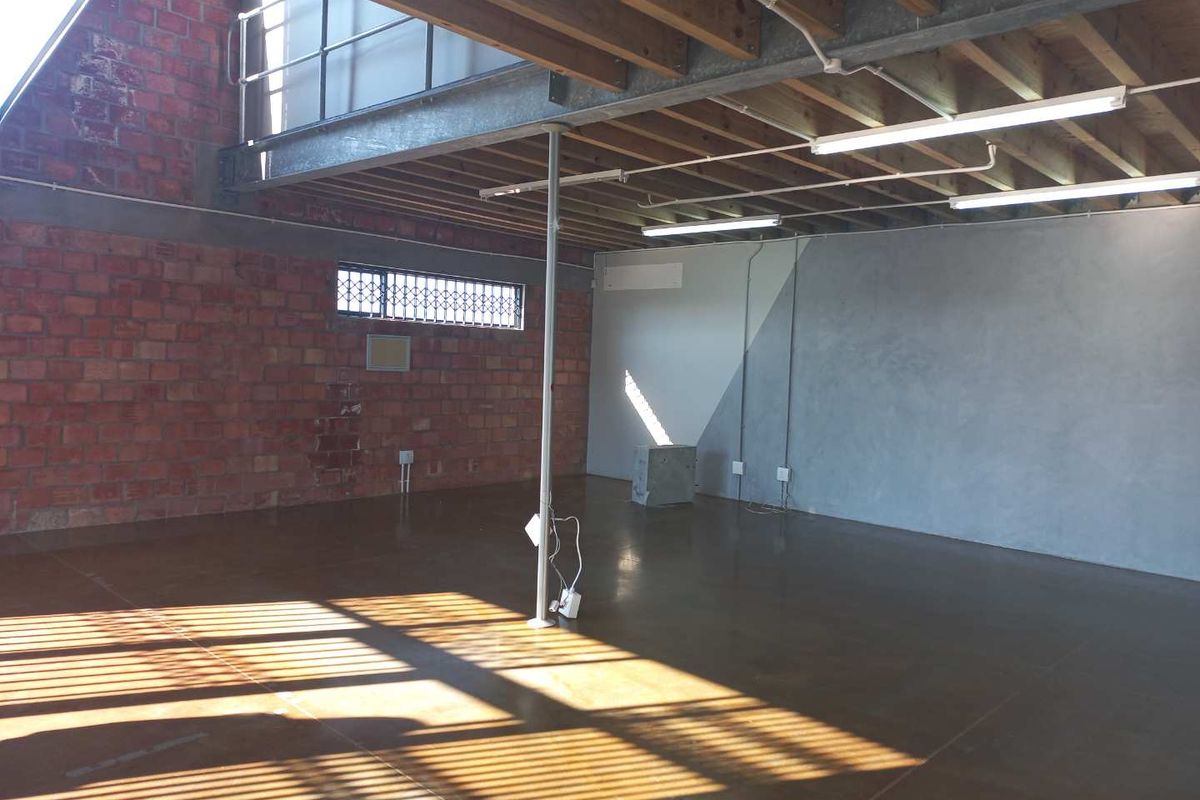 Warehouse or Mixed Use premises with mezzanine offices, available immediately! - Photo 3