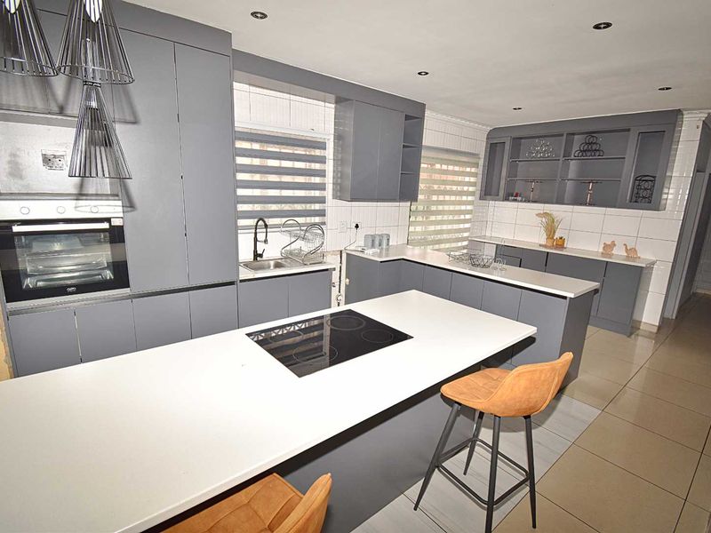 Spacious Family Home with Granny Flat and Pool - Photo 10