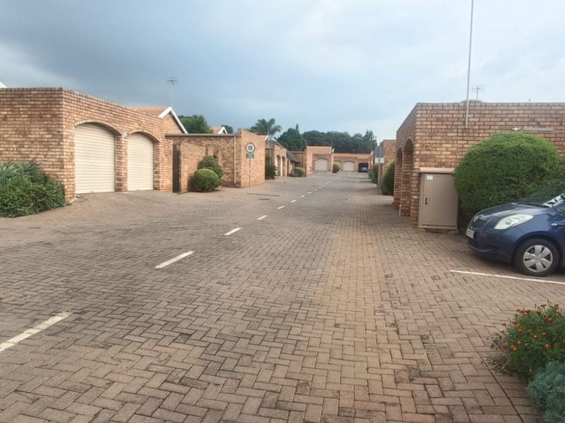 BEAUTIFUL TOWNHOUSE FOR SALE IN SECURE COMPLEX!!!! - Photo 2