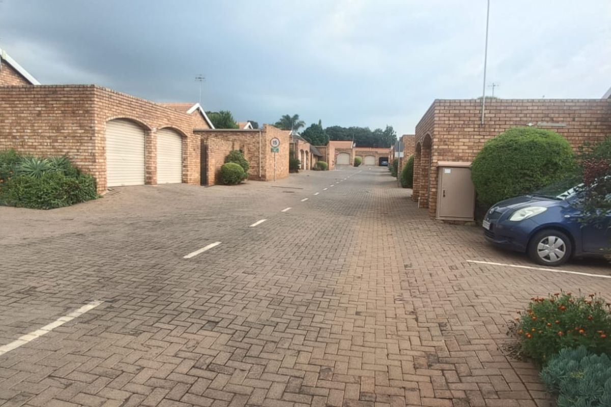 BEAUTIFUL TOWNHOUSE FOR SALE IN SECURE COMPLEX!!!! - Photo 2