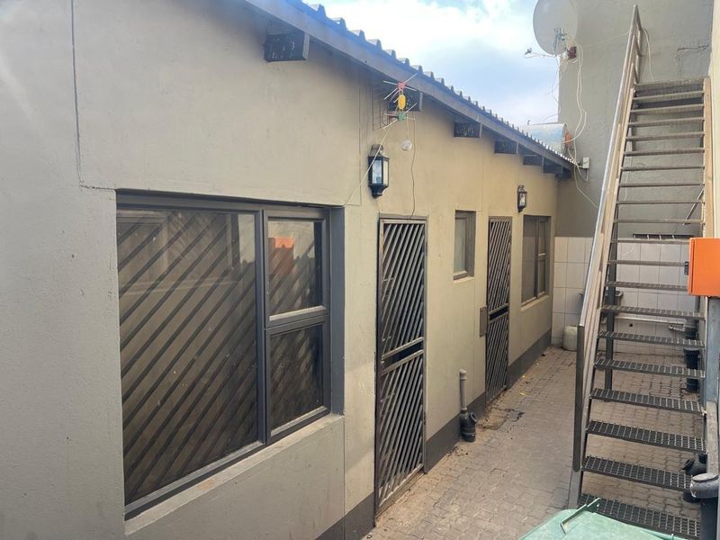 Double Storey Home with 2 Flats/Rooms – Great Investment Opportunity in Goreangab! - Photo 2