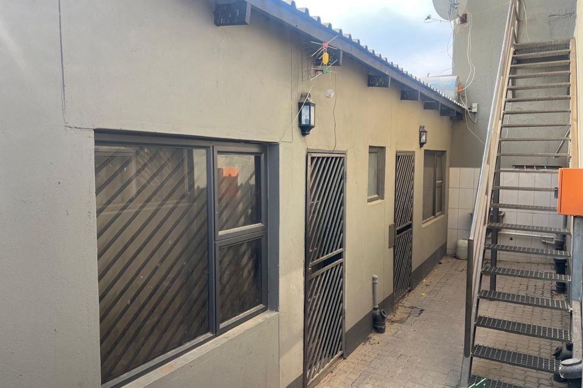 Double Storey Home with 2 Flats/Rooms – Great Investment Opportunity in Goreangab! - Photo 2