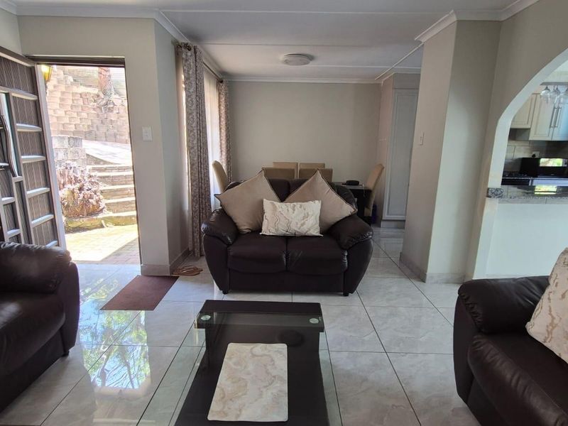 Split-level 5 bedroom home Escombe - Photo 8