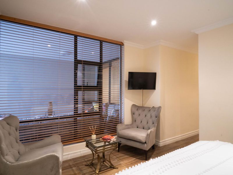 Luxury 3 Bedroom Home with Designer Touches in Sandton CBD - Photo 10