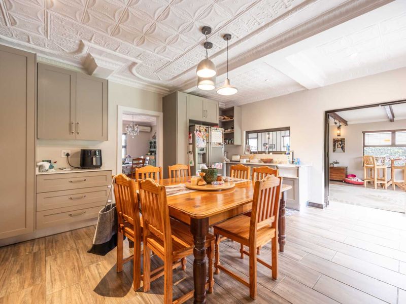 Beautifully Renovated Family Home in Waterkloof — R4,400,000 - Photo 10