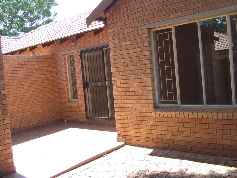 2 BEDROOM TOWNHOUSE TO RENT IN THERESA PARK - Photo 4