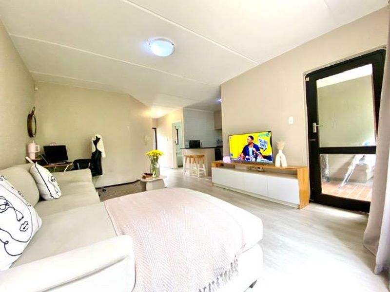 STYLISH ONE BED APARTMENT IN THE HEART OF MORNINGSIDE - Photo 5