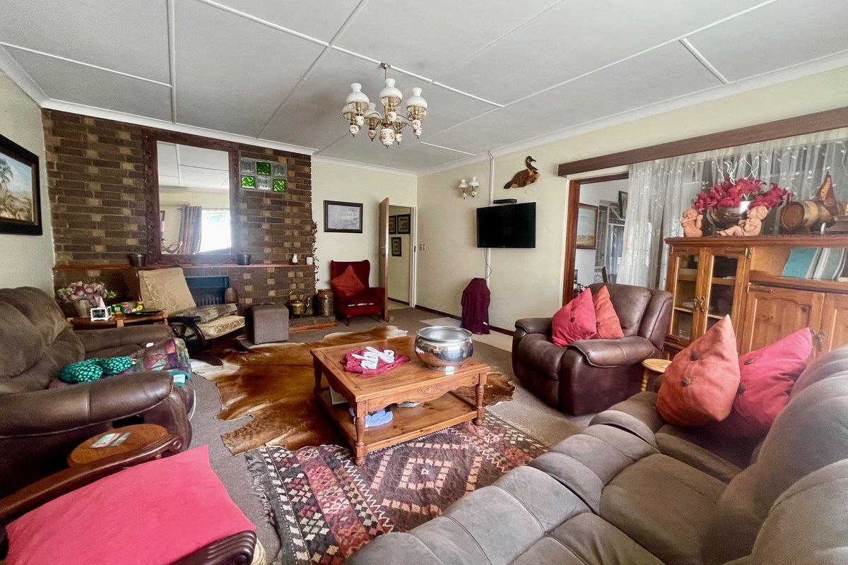 Beautiful 4 bedroom house with a flat for sale - Photo 3