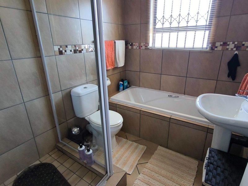 Ground Floor Unit! - Photo 9