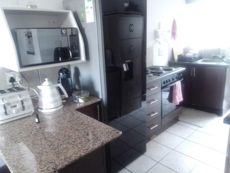Cozy 2 Bedroom Apartment in Woodhurst with Balcony  Parking - Photo 7
