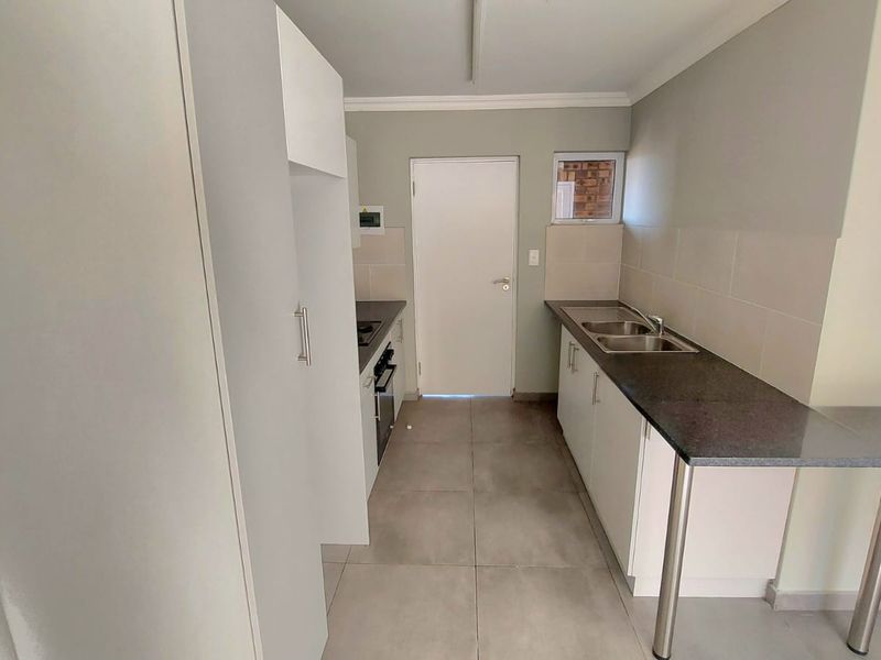 Bright 2-Bedroom Apartment with Open-Plan Living & Extra Storage - Photo 7