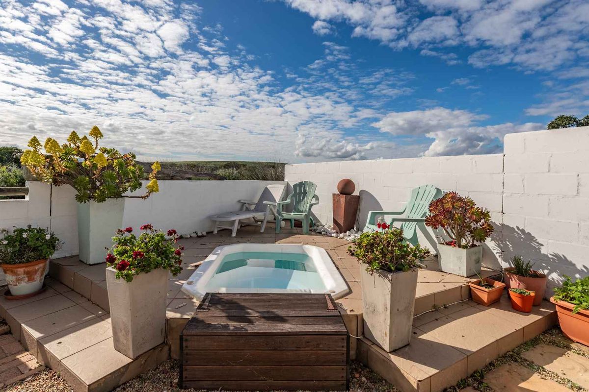 Elegant Estate Living just 400 Metres from the Beach - Photo 4