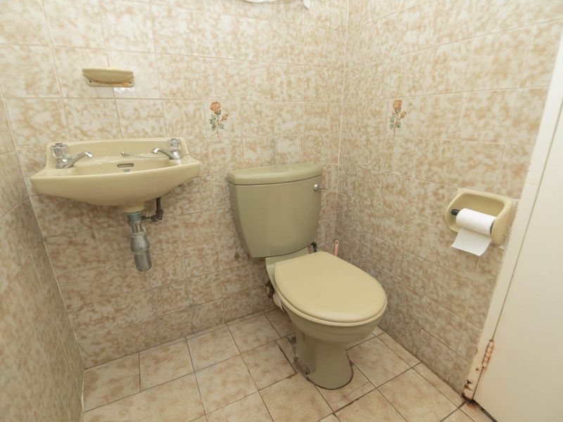 Spacious 3 Bedroom Duplex with Private Garden & Pet-Friendly Living - Photo 7