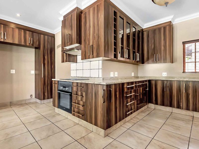 4 BEDROOM FAMILY HOME WITH 2 BEDROOM COTTAGE FOR RENT IN FOURWAYS GARDENS - Photo 9