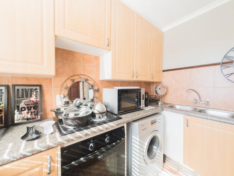 2 Bedroom Townhouse with en-closed balcony - Photo 8