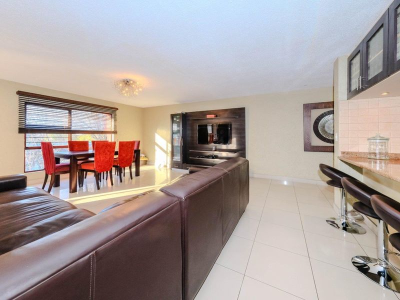 Empty & Urgent! Popular Townhouse Complex on the Ridge Highbury. - Photo 4