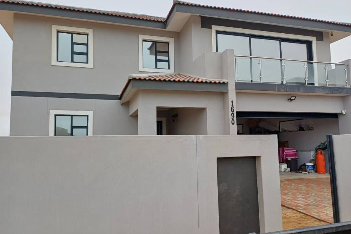 MODERN SPACIOUS 5 BEDROOM HOUSE FOR SALE IN HENTIESBAY - Photo 4