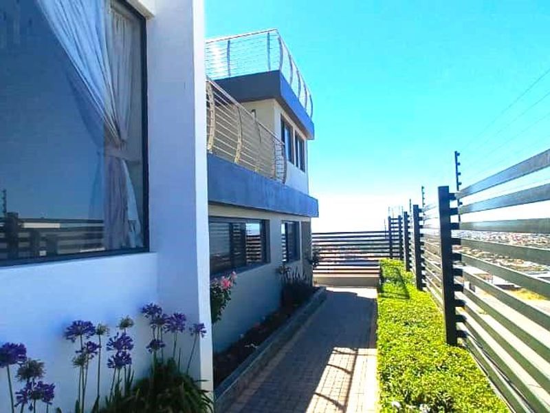 Modern Upmarket living on the Hill with 360' views over Windhoek - Photo 3