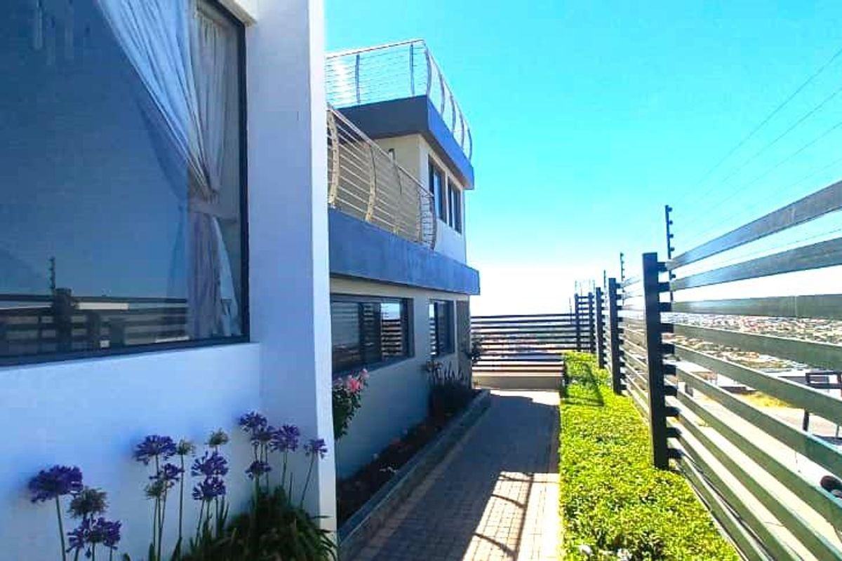 Modern Upmarket living on the Hill with 360' views over Windhoek - Photo 3