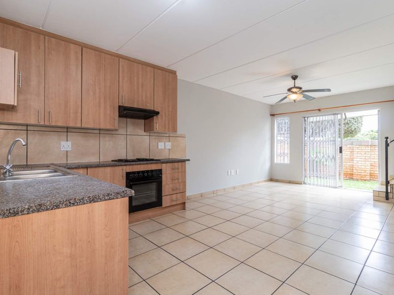 3 Bed 2.5 Bath Duplex To Let in Wilgeheuwel - Photo 10