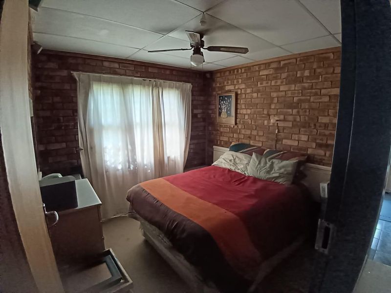 An excellent investment opportunity to transform this spacious 3-bedroom home into your ideal property. - Photo 7