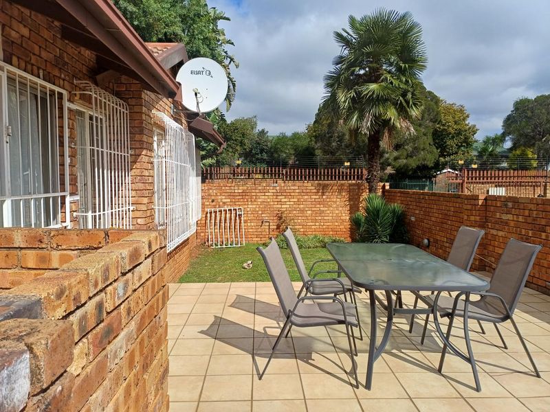 Neat And Spacious Simplex Townhouse in a Pet Friendly Complex - Photo 3