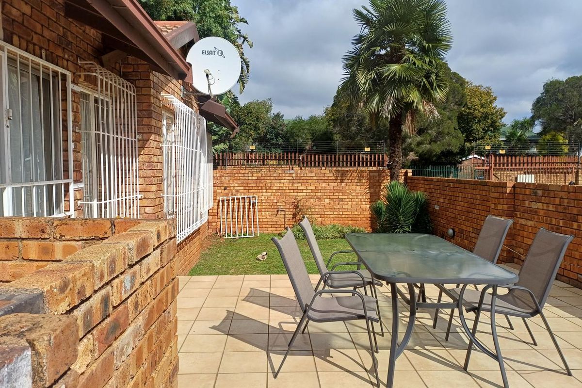 Neat And Spacious Simplex Townhouse in a Pet Friendly Complex - Photo 3