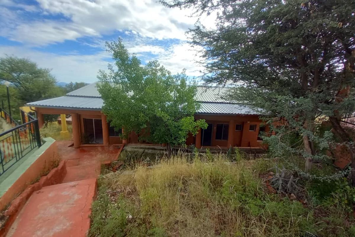 Renovators  Dream  - Price Negotiable - Photo 3