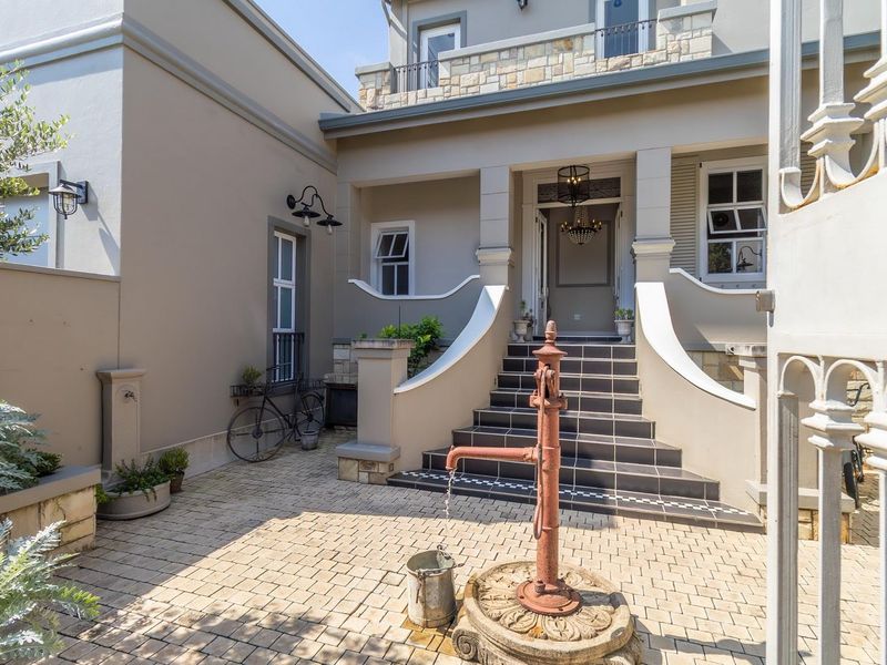 Mediterranean oasis family home - Photo 2