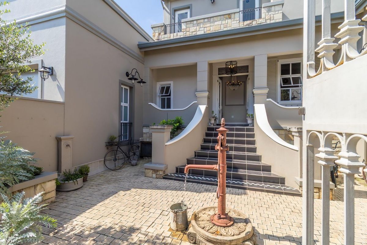 Mediterranean oasis family home - Photo 2